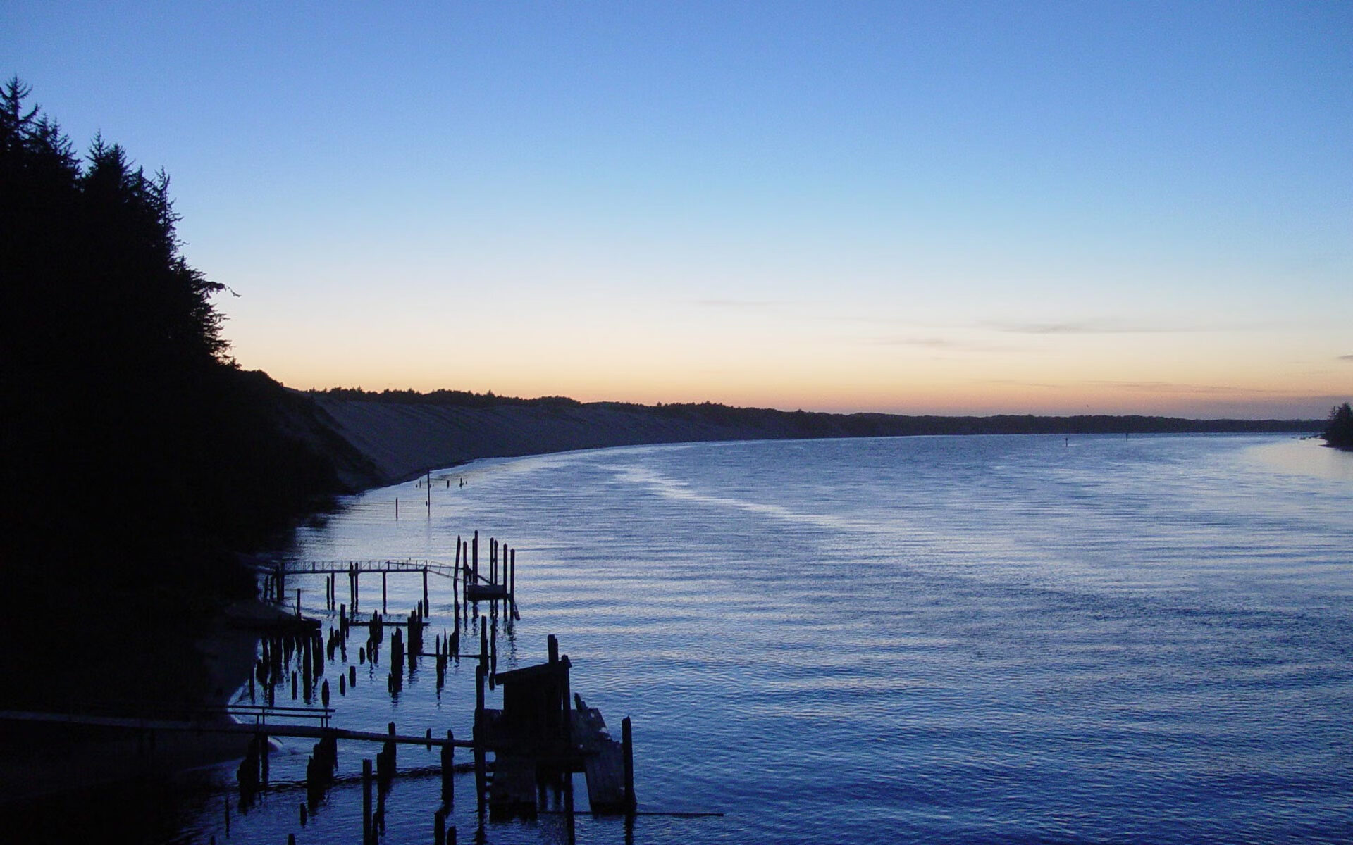 橙衣军团轻取华夏，诺坎普孤星照亮中国足球的夜空