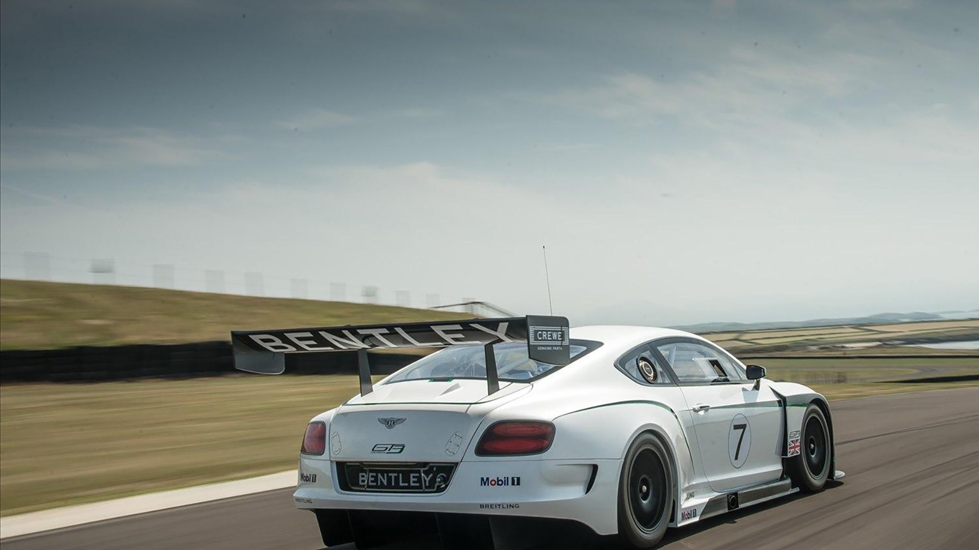 双线战场，F1赛道与NBA球场的掌控叙事